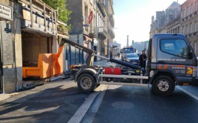 Location de benne avec accès difficile, étroit comme dans un garage dans le centre ville de Bordeaux en Gironde