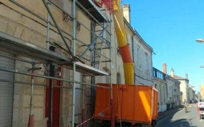 Pour la rénovation d’une maison, le changement de toiture pensez à louer votre benne près Bordeaux en Gironde